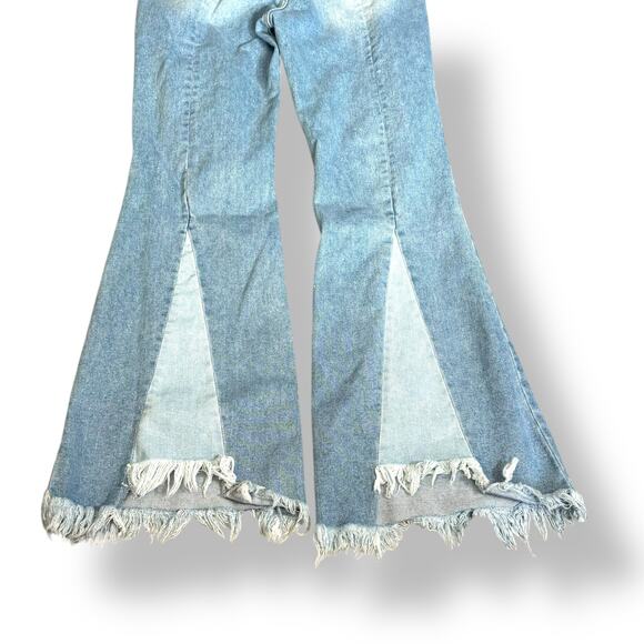 Cello Light Wash Wide Flare Jeans Size 11 Patchwork Panel Raw Hem Y2K Style - Picture 11 of 14